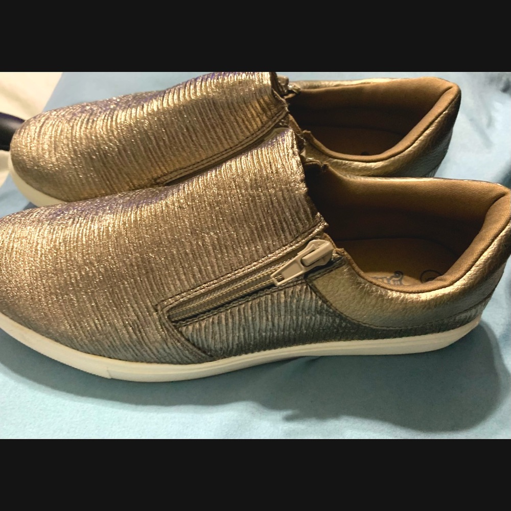 Girl’s Size 6 Shoe, never worn, still with tags